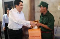 Tặng quà cho người có công với cách mạng  nhân kỷ niệm 50 năm Giải phóng miền Nam, thống nhất đất nước