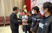 BHXH Việt Nam: Trao tặng 200 suất quà cho bệnh nhân BHYT  có hoàn cảnh khó khăn nhân dịp Xuân Quý Mão 2023