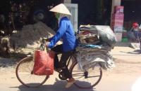 Tạm dừng các hoạt động buôn bán hàng rong, thu gom ve chai, sử dụng vỉa hè để kinh doanh, buôn bán