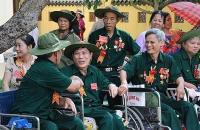 Tặng quà nhân dịp kỷ niệm 76 năm ngày Thương binh - Liệt sĩ
