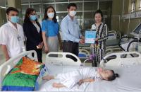 Bảo hiểm xã hội tỉnh Cà Mau mang “Tết ấm” đến bệnh nhân có hoàn cảnh khó khăn