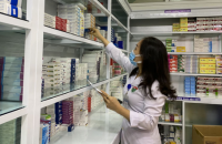Tiếp tục thực hiện các giải pháp bảo đảm thuốc, trang thiết bị y tế