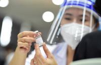 Cha, mẹ được xem lọ vắc xin trước khi tiêm cho trẻ
